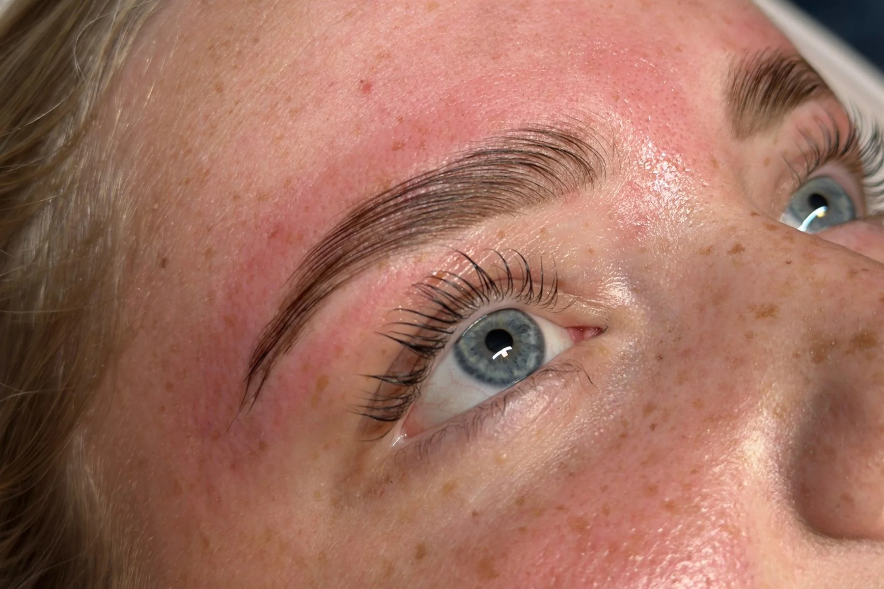 Het resultaat bij SHER: gevormde Hybrid Brows en gelifte eigen wimpers